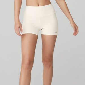 ALO Yoga HIGH-WAIST AIRLIFT SHORT - NEW WITH TAGS - XS - Ivory